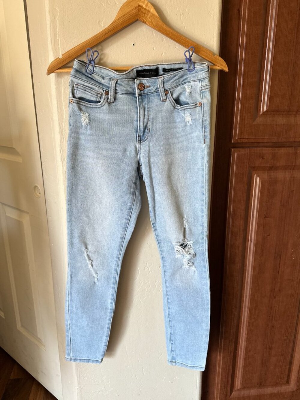 Kendall + Kylie Light Wash Distressed Skinny Jeans – Size 1/25